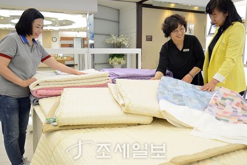  [포토]롯데백화점 동래 삼베 이불 나가신다! 열대야 물럿거라