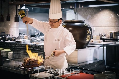  부산롯데호텔 뷔페 라세느 ‘플람베 비프 카빙 퍼포먼스’ 진행