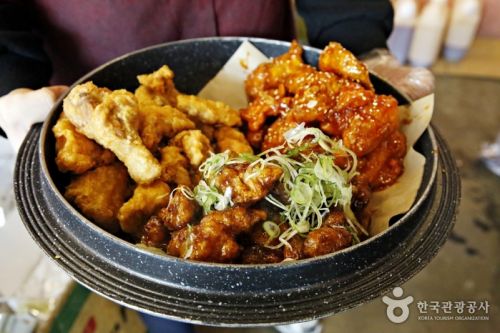  영화 극한직업 수원왕갈비통닭으로 수원 통닭거리는 극한 줄서기