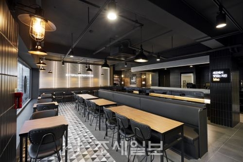 bhc치킨,   올해 첫 서울 직영점 ‘신사역점’ 오픈