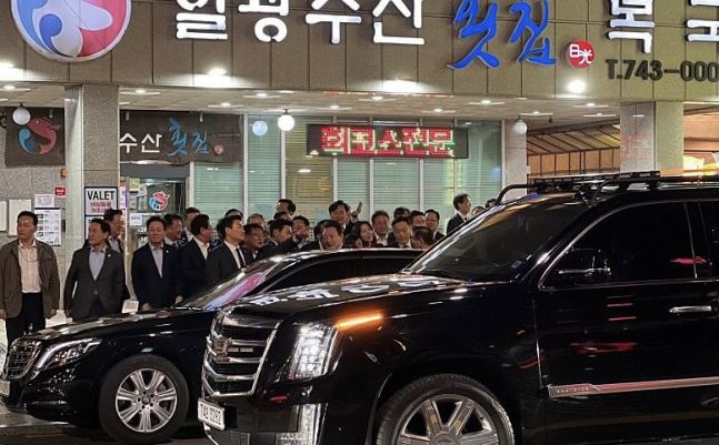 민주 “尹 부산 횟집 만찬…권력놀음 취해있어”