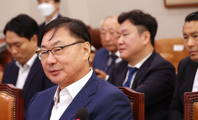 청문회 출석 이화영 "檢, 끊임없이 회유·압박…갈비탕·연어 제공"