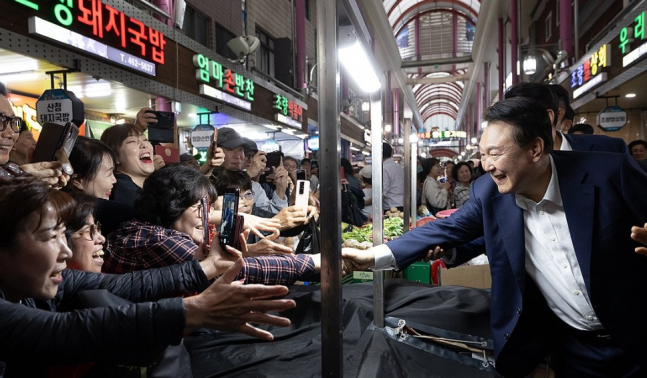 尹지지율 20.6% 최저치…10명 중 7명 김여사-명태균 카톡 ‘오빠’는 대통령