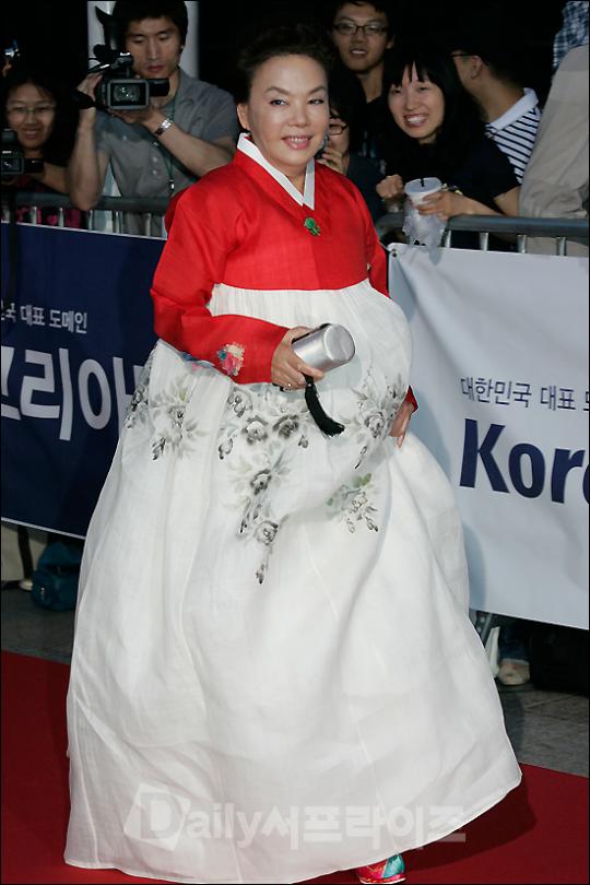 [포토] 단아한 한복차림의 김수미 “‘공로상’ 시상하러”