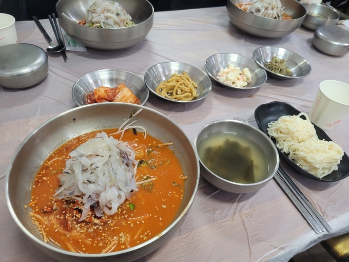 매콤한 육수, 오도독 씹히는 오징어… 속초 지역민 사로잡은 물회