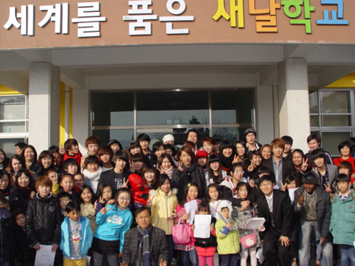 SK컴즈, 광주 새날학교에 후원금 전달