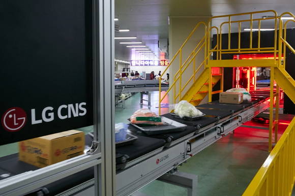 LG CNS, 식자재 특화 자동분류시스템 개발…아워홈 동서울물류센터에 구축