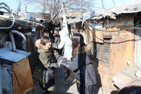포시에스, 구룡마을에 사랑의 연탄나눔 봉사활동