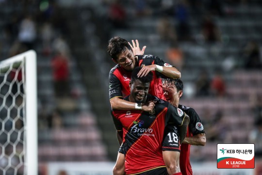 [현장포커스] 도지사가 지켜봤다, 2위 경남의 뜨거운 축구를