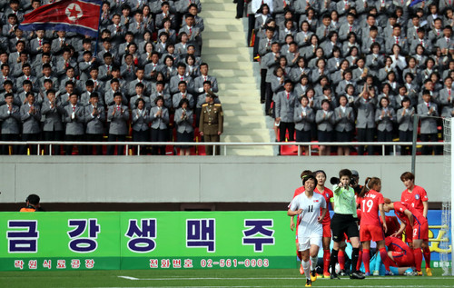 어디로 튈지 몰라…북한 축구의 ‘비상식’ 역사