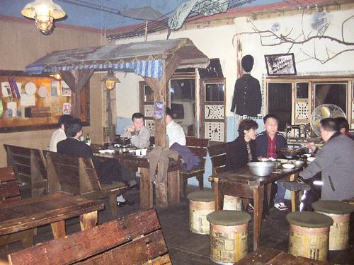 추억의 선술집 충주 ‘팔육상회’인기…60∼70년대 분위기 완벽 구현