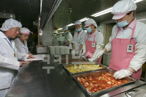 직영급식 의무화 학교급식법 유명무실…위탁급식 사실상 허용