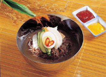 맛있는 보약 “칡냉면”，여름 건강식으로 자리매김