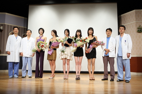 [포토]BEAUTY KOREA 성형모델대회 입상자 5명과 BK성형외과 의사들