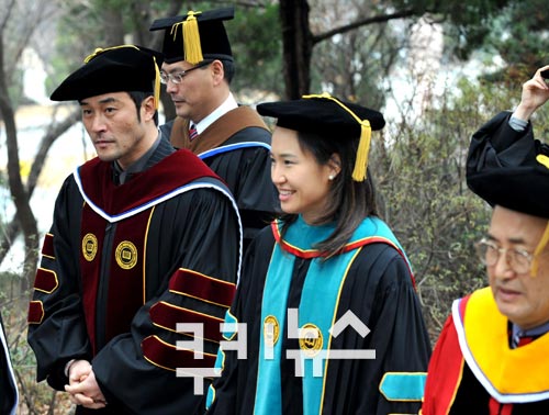 [포토] 최민수 서울사이버대학교 졸업식에 참석