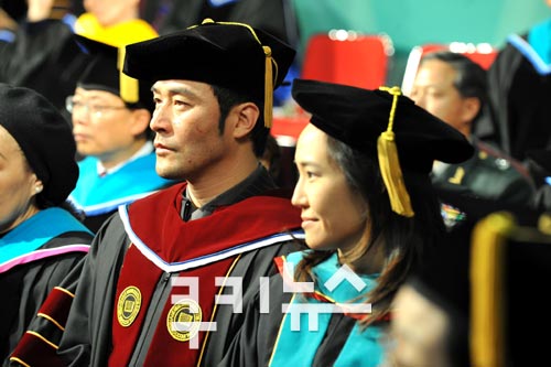 [포토] 최민수 수염 깎고 서울사이버대학교 졸업식 참석