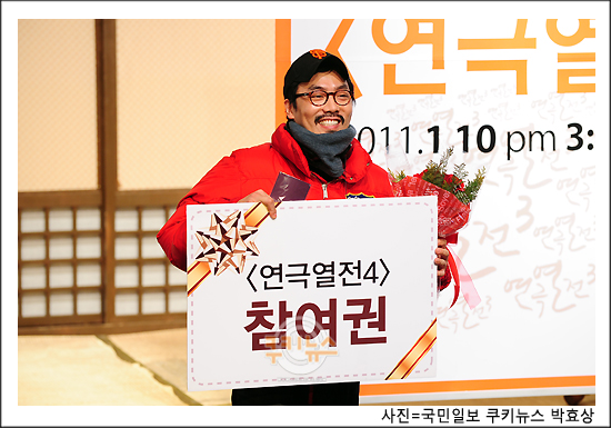 [쿠키 포토] 개근상을 받고 기뻐하는 박준서