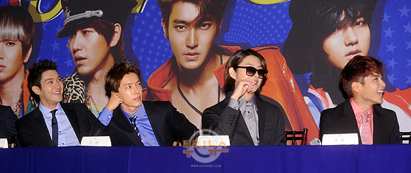[쿠키 포토] 슈퍼주니어, 본인들 뮤직비디오 감상하는 각각의 모습