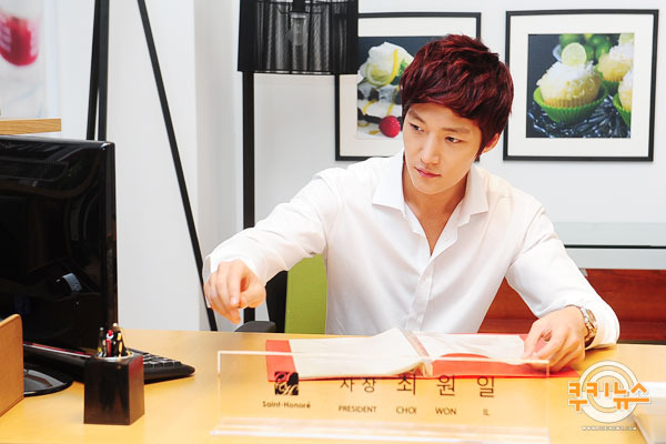 [쿠키 포토] 최진혁, 마음 설레게 하는 CEO의 면모?