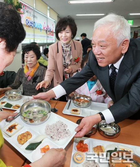 “어르신들 많이 드세요”