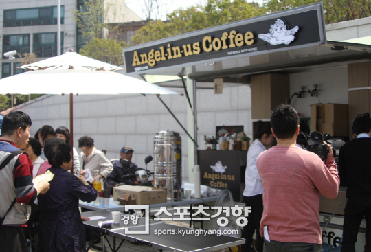 엔제리너스커피, 장애인의 날 무료커피 제공