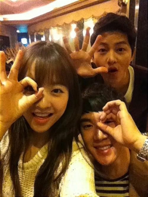 ‘늑대소년’ 송중기-박보영-유연석, 500만 돌파 축하 사진 공개