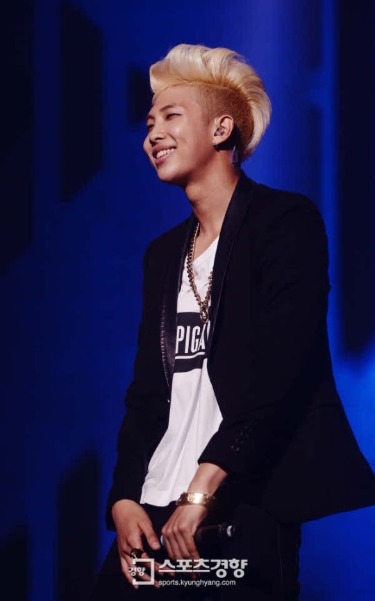[SK포토]‘다크 앤 와일드’ 부드러운 미소의 방탄소년단 랩몬스터