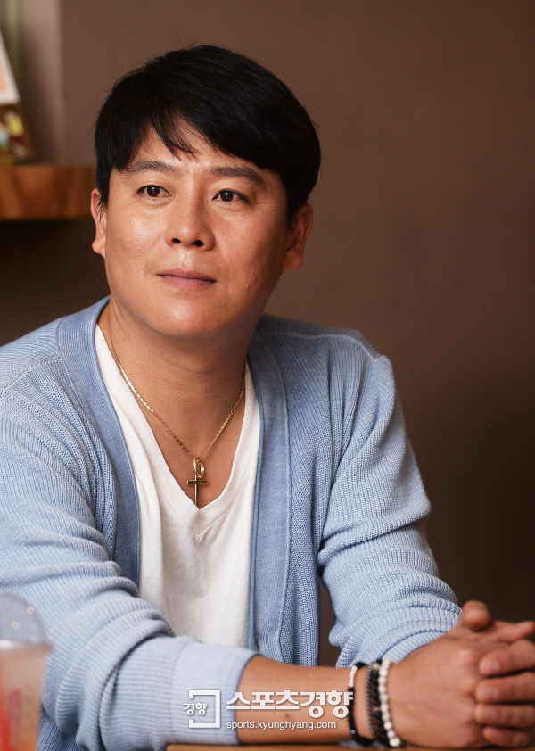 ‘식신로드’ 발언 듣고 있는 쿨 이재훈