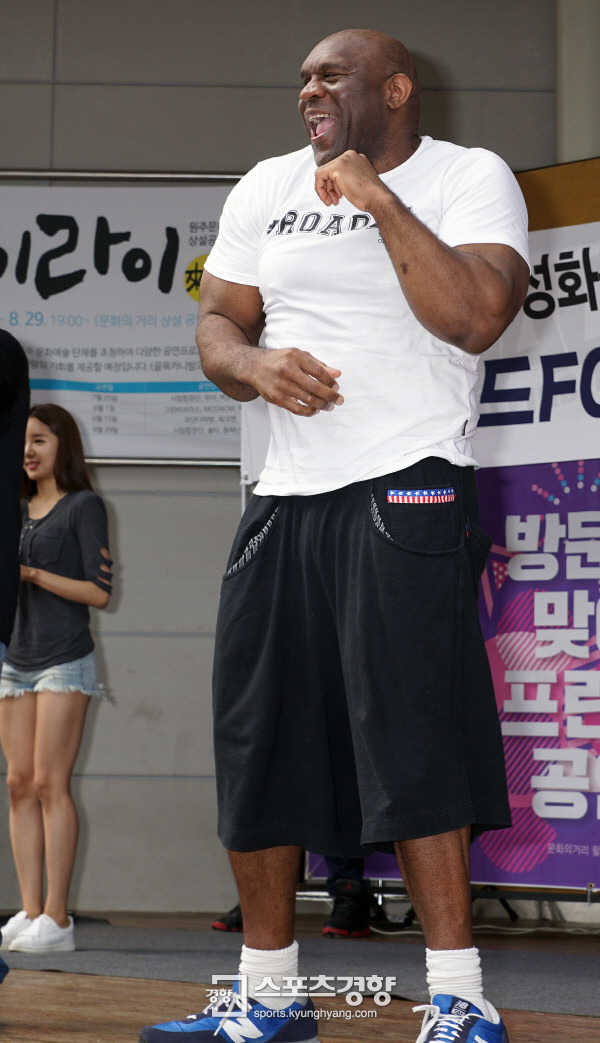[스포츠경향 포토]‘로드FC025’ 춤추는 밥 샙 로드FC 부대표