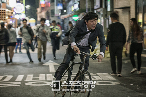 ‘더 폰’ 손현주, 다급함과 처절함 느껴지는 극중 스틸 3종 공개