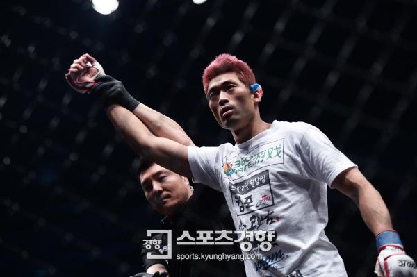 [로드FC] ‘싸비MMA’ 김승연, 딱 3방으로…39초 TKO 승