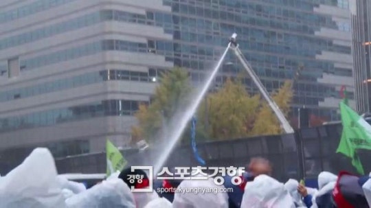 광화문 민중총궐기 현장…경찰, 캡사이신 섞은 물대포 색소탄 발사 아수라장 | 인스티즈