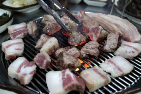 빨간 연탄불에 달아오른 흑돼지 협재맛집 ‘홍돈’