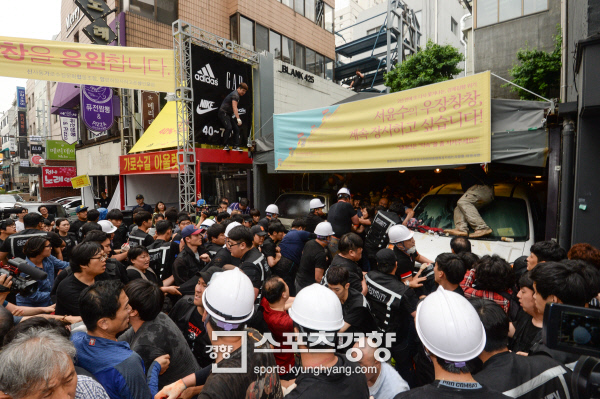 리쌍, 건물 전쟁… 곱창집 앞 용역 100명 동원 강제집행