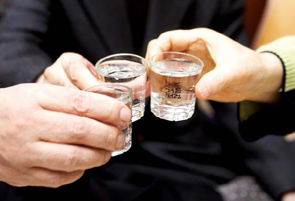 팍팍한 삶 탓에 부어라, 마셔라!…지난해 주세 첫 3조원 돌파