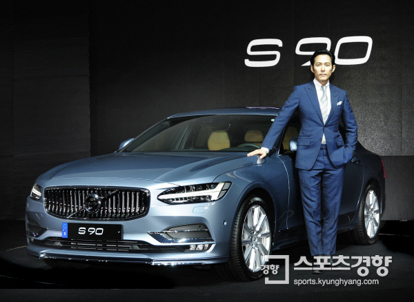 볼보, 플래그십 세단 ‘더 뉴 S90’ 선봬…‘스웨디시 젠틀맨’ 스타일 돋보여