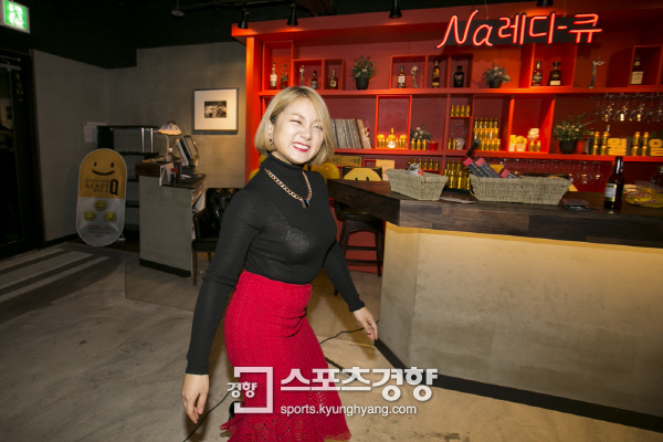 ‘나래바’ 창시자 박나래, 혼술남녀 20명과 함께 즐거운 불금 파티