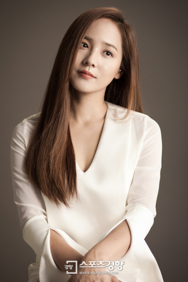 데뷔 20주년 유진, 화보 비하인드컷 공개 ‘어디서 찍어도 굴욕없는 미모’