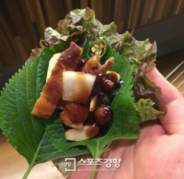 요즘 길거리 음식 근황 ‘삼겹살 한 쌈에 1000원+소주 500원’
