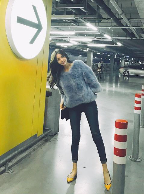 [엿보니] 이지훈과 결별?…도회지 일상 모습 ‘남다른 패션감각’