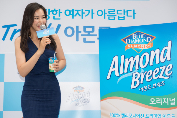 명동 들썩이게 만든 이하늬 ‘국보급 건강미’ 자태
