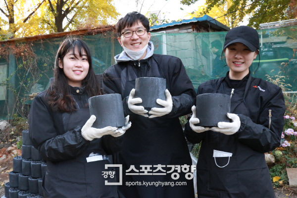 애경산업, 연말맞아 ‘사랑의 연탄나눔’ 10년째 봉사 눈길