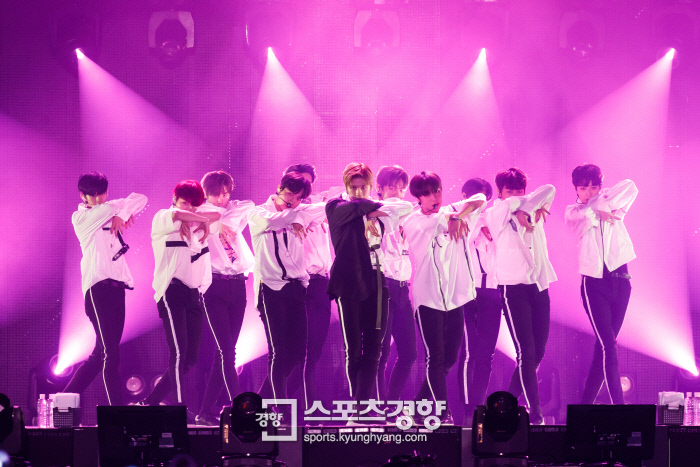 [편파적인 콘썰리뷰] 첫 월드투어 돌입 워너원, 진화한 무대장치가 보여준 확실한 시너지