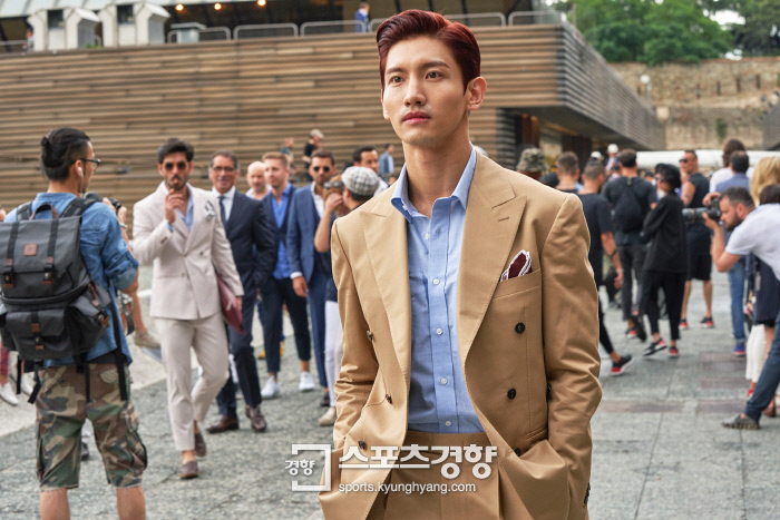패션의 도시 홀렸다…최강창민, 이탈리아 밀라노 패션위크 참석