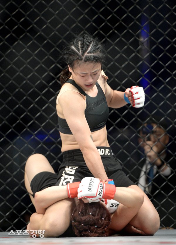 로드FC 이수연, 승부 확정지은 파운딩 [스경포토]