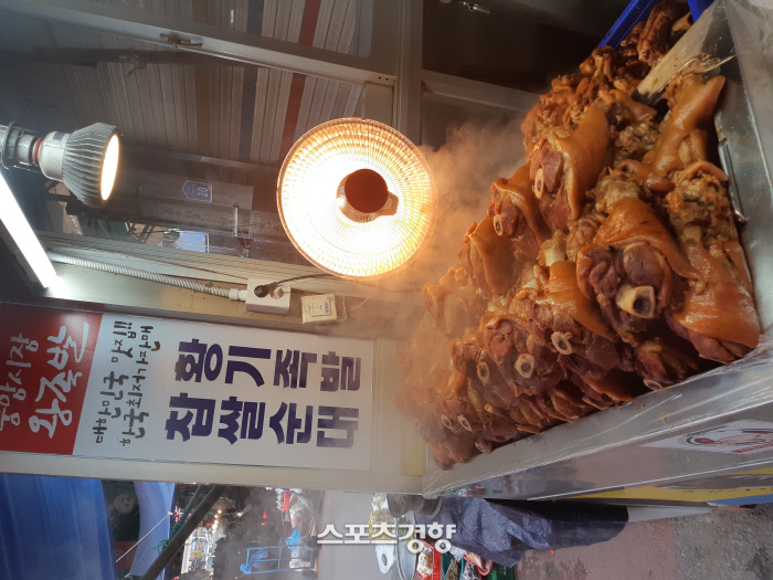 한 지붕 세 시장 ‘성남·중앙시장’엔 먹거리가 흘러넘친다 [엄민용의 ‘살아 있구나, 강원 전통시장]