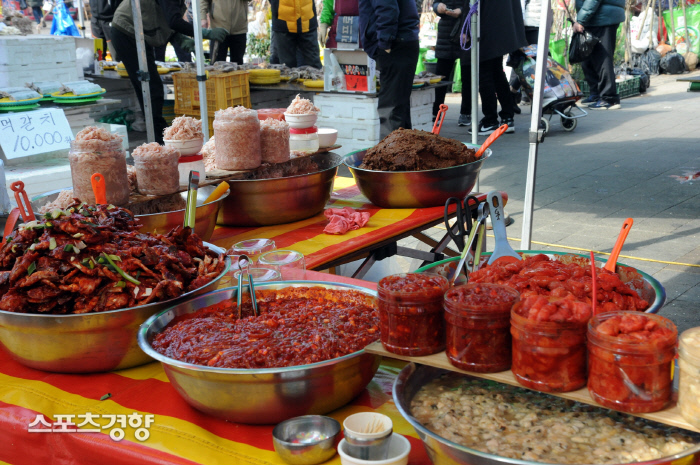 ‘모란시장’ 대변신…5일장 재미있게, 상설시장은 멋지게