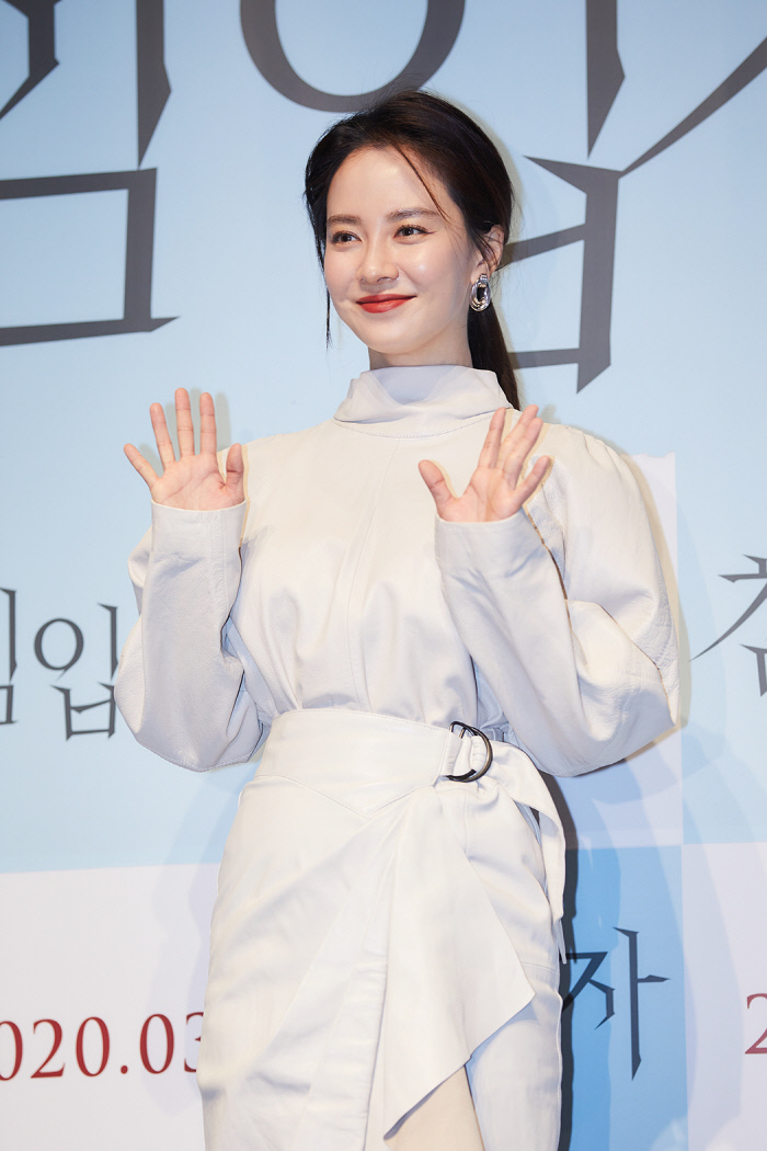 송지효, 영화 ‘침입자’로 파격+강렬 ‘스릴러퀸’ 변신 예고 [공식]