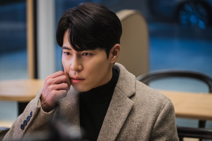 ‘하이바이,마마’ 김태희, 볼꼬집 당한 이규형의 현실 자각…‘강화유리’, ‘단짠‘ 환생 라이프 스타트 [채널예약]