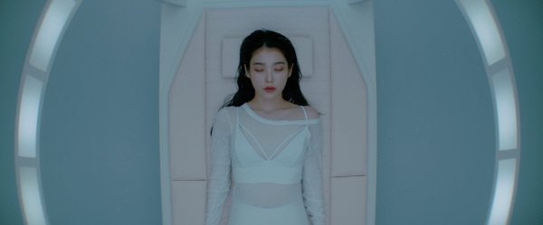 아이유 신곡 ‘에잇’ SF 비쥬얼 속 아날로그 감성 담긴 MV 티저 영상 공개